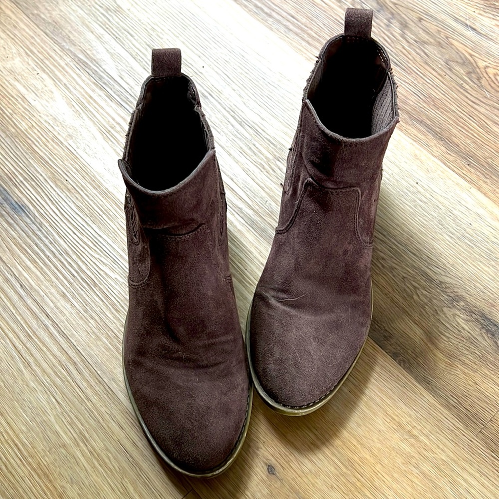 Size 9.5 Arizona Jean Co. Brown booties